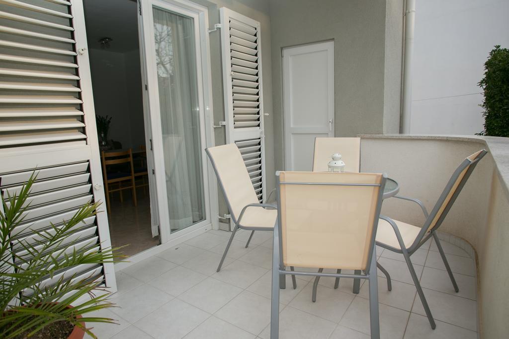 Apartments Rina Novalja Exterior photo